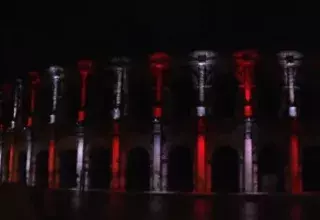 Petit retour en images sur les illuminations de la ville de Nîmes qui s'est parée pour ces fêtes de fin d'année de rouge et blanc ! (Capture d'écran TV Sud)