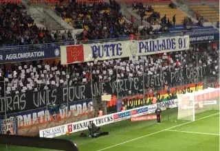 Le tifo brandi ce soir à La Mosson par les supporters ultras de Montpellier, suite au mouvement général de solidarité manifesté pour Casti.