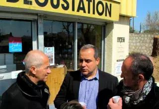 Christian Bourquin et Hussein Bourgi au côté de Christophe Durand, lors de leur visite à Mireval, pour la campagne des élections municipales 2014. (© R.H)