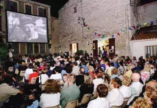 A Marseille ou ailleurs, les projections de cinéma en plein air rencontrent un grand succès. (D R)