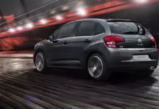 France : production de la dernière voiture de l'usine Citroën à Aulnay-sous-Bois 