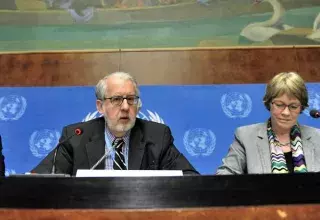 Le Président de la Commission d'enquête internationale indépendante sur la Syrie, Paulo Sergio Pinheiro, et Karen Koning AbuZayd, qui en est membre (ONU Photo/Jean-Marc Ferré)