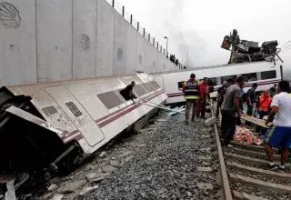 Wagon empilés suite au déraillement d'un train en Espagne (Photo : DR)