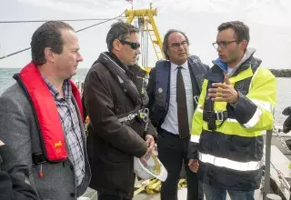 Le président de la communauté d'agglomération du bassin de Thau, sénateur maire de Sète François Commeinhes, ainsi que le maire de Marseillan, vice-président de la CABT délégué à l'économie, Yves Michel, ont assisté à la mise en place de cette barge.