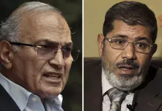 L’armée tente en fait de gagner du temps pour délimiter les prérogatives du futur président qui sera vraisemblablement l’islamiste Mohamed Morsi (à droite) Ph DR