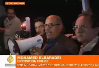 Mohamed El-Baradei dans la foule durant les manifestations. (DR)