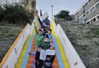 une association de Tizi Ouzou, à l’est de la capitale, a repeint l’escalier d’un quartier populaire pour que les enfants jouent dans un environnement agréable... (DR)
