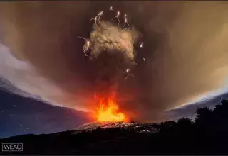 Dans cette photo de l’éruption de l’Etna, on observe la formation d'un pyrocumulonimbus, générateur de foudre, explique Météo Languedoc. (© Marco Restivo)