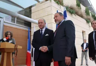 Laurent Fabius en compagnie de Avigdor Liberman, ministre Israélien des AE et vice-premier ministre... (DR) 
