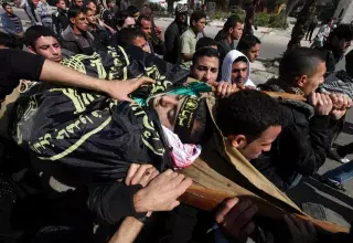 Les Gazaouis enterrent leurs défunts. (Xinhua)