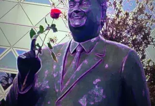 Comme à chaque commémoration devant la statue de Georges Frêche, une rose a été glissée dans sa main. (© Damien Daurès/Médiaterranée)