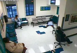 Scène filmée par une caméra de surveillance dans un hôpital de Brooklyn (DR)