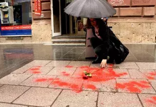Ces "roses", témoins muets de la haine déversée sur Sarajevo par les extrémistes serbes,