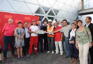 Les ouvriers du chantier ont symboliquement remis les clés à Christian Bourquin, ici à gauche de Massimiliano Fuksas (© Région L-R).