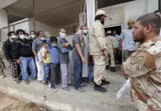 file d'attente de libyens désirant voir la dépouille de kadhafi
