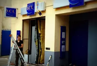 Après avoir arraché le distributeur de billets du Crédit Lyonnais, les voleurs l'ont caché dans une zone isolée où il a été retrouvé ce matin. (© N.E)