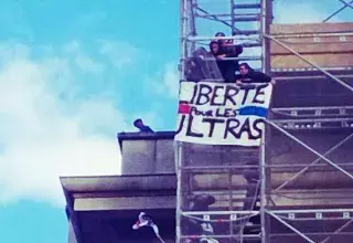 Le fiasco médiatique du Trocadéro s'est cristallisé autour de cette banderole « liberté pour les Ultras ». (© KlemiF/Twitter)
