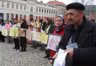 Brko manifestant avec des Mères de Srebrenica