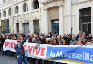 Réunis à 10h ce matin devant le siège du journal situé Cours d'Estienne-d'Orves à Marseille, les salariés ont manifesté pour la survie du titre La Marseillaise. (DR)
