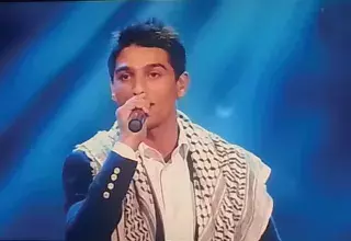 Avec son keffieh sur les épaules, Mohammad Assaf a conquis le jury et le public de “Arab Idol”. (D R)