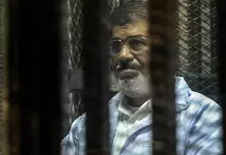 L'ex-président Mohamed Morsi en détention... (DR)