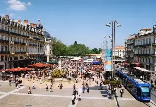 « Montpellier by Tram » propose une balade en situation, au fil des différents monuments et équipement qui jouxtent le réseau de tram. (© OT Montpellier)