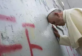 le pape François au pied du mur de la honte... (DR)