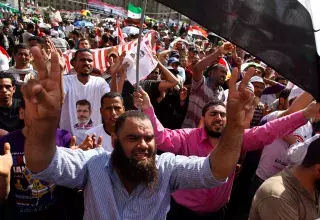 Par centaines de milliers, les partisans des Frères musulmans savourent l’élection aux forceps de leur candidat Mohamed Morsi (Xinhua)