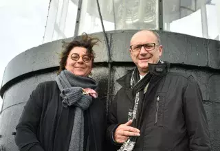 Agnès Langevine et Robert Crauste, en haut du phare de l'Espiguette destiné à être ouvert au public d'ici deux ans. (DR)