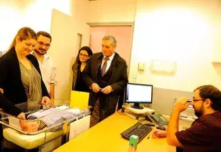 Le maire de Montpellier Philippe Saurel a inauguré le dispositif permettant la déclaration des naissances dans les maternités de la ville. (DR)