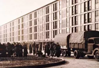Arrivée de personnes arrêtées lors de la rafle du Vél d'Hiv' des 16 et 17 juillet 1942, au camp de Drancy. Crédits photo: Préfecture de police Crédits photo : PrÃ©fecture de Police
