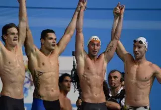 Le relais 4x100m nage libre français est devenu champion du monde à Barcelone, avec deux Marseillais dans ses rangs : Florent Manaudou et Fabien Gilot (deuxième et troisième de gauche à droite). (D R)  
