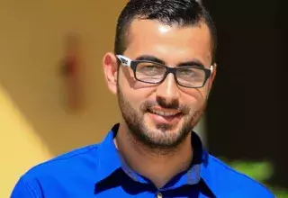 Riad Rashwan est diplômé du Département de Français à l'Université Al-Aqsa, à Gaza.