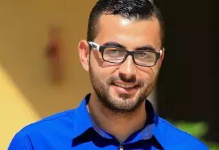 Riad Rashwan est diplômé du département de français à l'université Al Aqsa - Gaza.