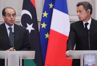 Nicolas Sarkozy en compagnie du N°2 du CNT Libyen (Xinhua)