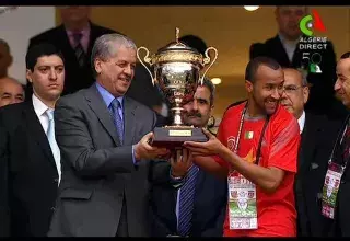 en l'absence de Bouteflika, le premier ministre, Abdelmalek Sellal, a remis la Coupe à l'USMA... (DR)