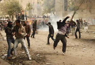 Les heurts se poursuivent sur la place Tahrir du Caire (Xinhua)