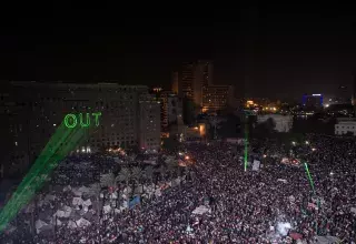 Pendant le discours de Mohamed Morsi, des dizaines de milliers d’opposants, réunis au Caire, réclamaient son départ. (Xinhua)  