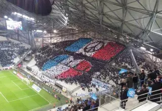 Avant le début du match OM-ASM, les ultras marseillais ont présenté ce soir un superbe tifo aux couleurs nationales bleu blanc rouge, avec l’emblématique Tour Eiffel, en hommage aux victimes des attaques terroristes du 13 novembre. (Marseille/Facebook)