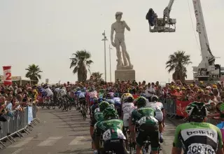 Près du David, Mark Cavendish s’est extrait du peloton pour s’imposer au sprint le long des plages du Prado. (Site officiel du Tour de France - © ASO / B.Bade)  