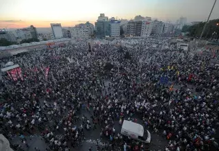 la place Taksim d’Istambul noire de monde... (Xinhua)