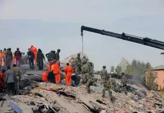 Des sauveteurs à l'oeuvre sur les lieux du séisme (Xinhua)