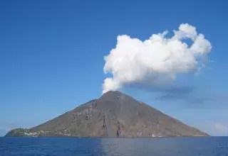 deux énormes explosions se sont produites mercredi sur le versant Centre-Sud du cratère du volcan autour de 14h46