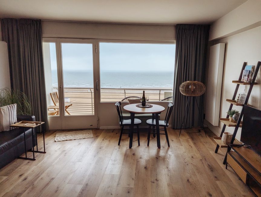 Salon lumineux d'un appartement en bord de mer avec vue sur l'océan. Photo : Russell Butcher / Pexels