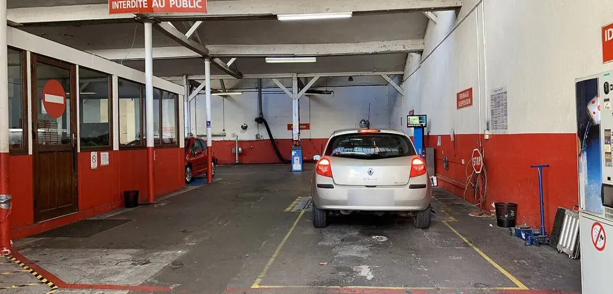 Aire de contrôle d'un centre de contrôle technique automobile avec un véhicule en cours d'inspection