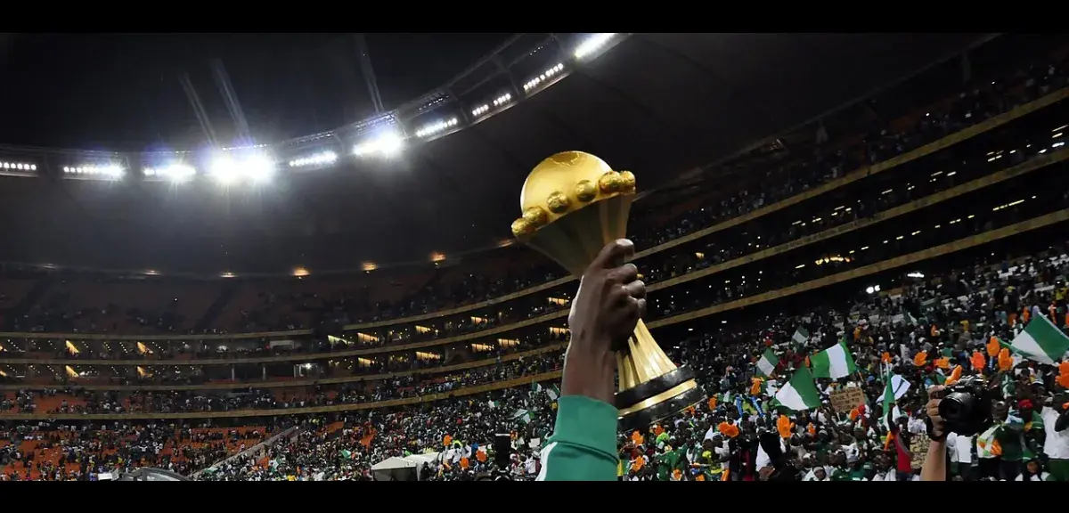 Un joueur nigérian brandit le trophée de la Coupe d'Afrique des nations dans un stade en liesse à Johannesburg