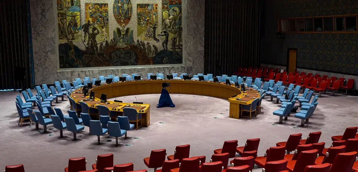 Salle du Conseil de sécurité de l'ONU, vide, avec la fresque murale et l'hémicycle