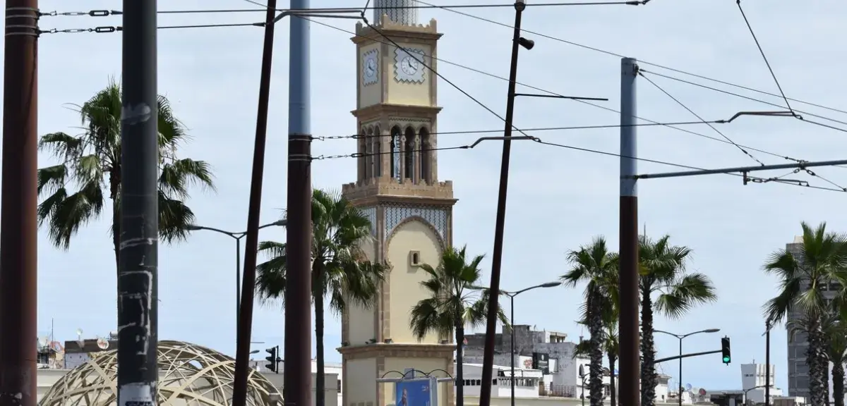 La tour de l'horloge de Casablanca, au Maroc, entourée de palmiers