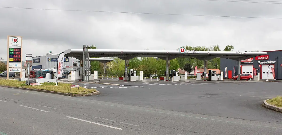 Station-service Hyper U à Cusset (Allier), avec ses pompes sous auvent et son panneau de prix des carburants