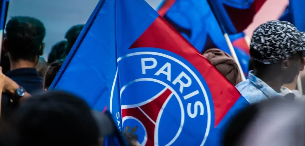 Drapeau du Paris Saint-Germain flottant dans le stade